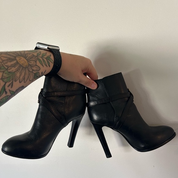 Tory Burch "Dorese" Leather High Heel Ankle Bootie Boots Black SZ 5-1/2 - Picture 8 of 8